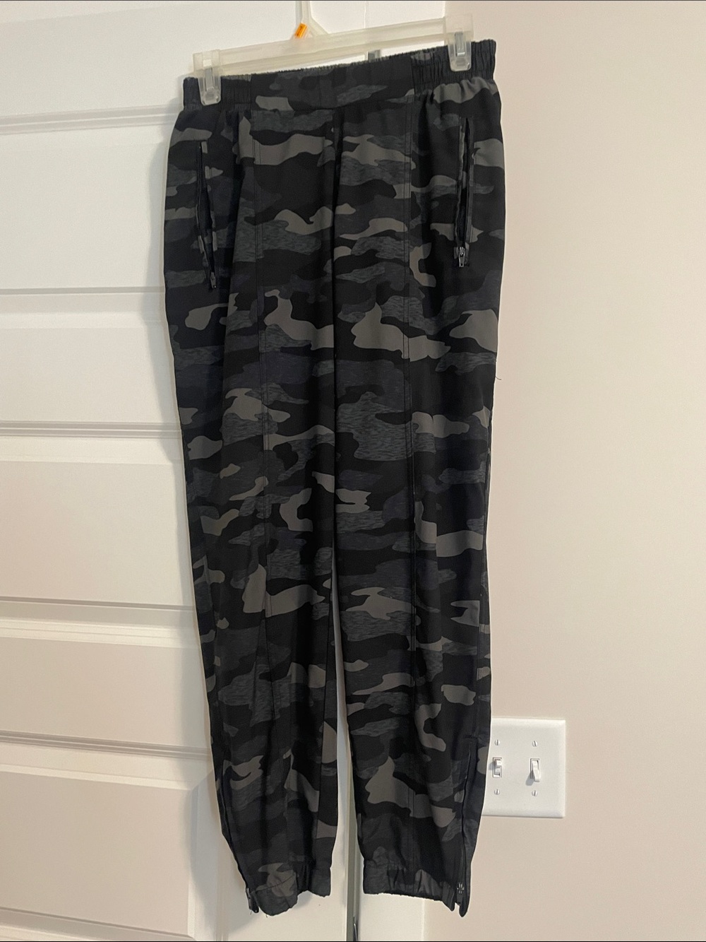 Old Navy Women's Black and Green Camo Jogger Pants